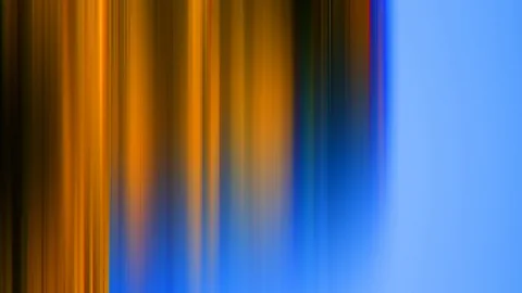 Abstrakte vertikale Schlieren in Orange, Gelb und Blau, links dunkel und warm, rechts eine helle, glatte blaue Fläche.