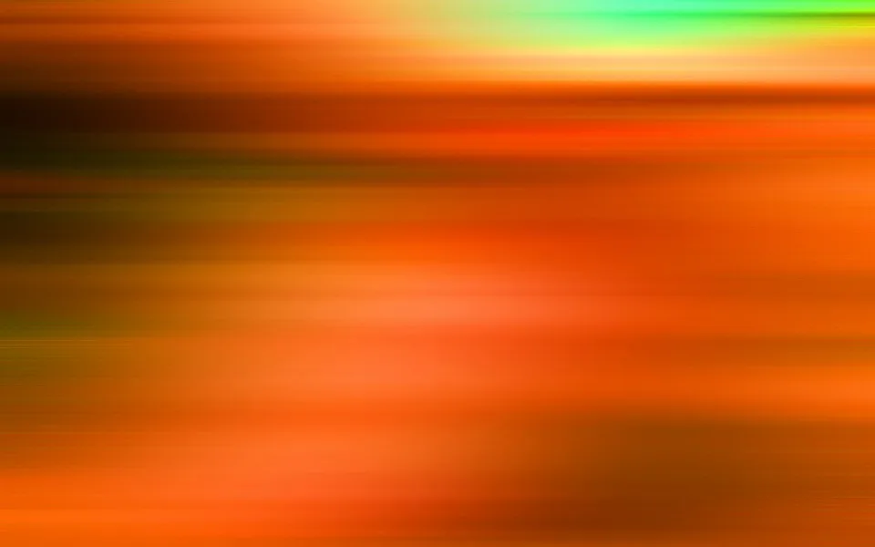 Verwischte horizontale Streifen in Orange, Braun und Grün, oben rechts ein heller grüner Schimmer.