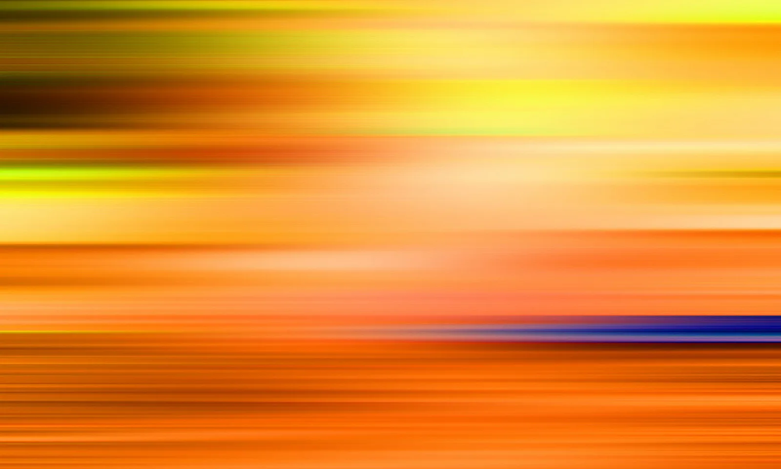 Abstrakte horizontale Schlieren in Orange, Gelb und Rot, unterbrochen von einem blauen Streifen im unteren Drittel.