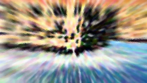 Abstrakt verwischte Aufnahme mit radialem Zoomeffekt: dunkle Baumsilhouette vor orangefarbenem Himmel, unten blaue Wasserfläche mit hellen Streifen.