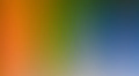 Abstrakter Farbverlauf von Orange links über Grün in der Mitte zu Blau rechts, unten hellgrau aufgehellt