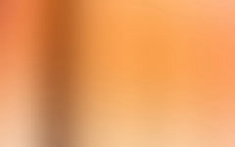Unscharfer Verlauf in Orange und Braun mit einem dunkleren vertikalen Streifen links und hellerem Cremeton unten
