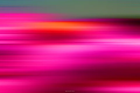 Horizontale Streifen in Pink, Magenta und Orange vor grünlich grauem Hintergrund, stark verwischt