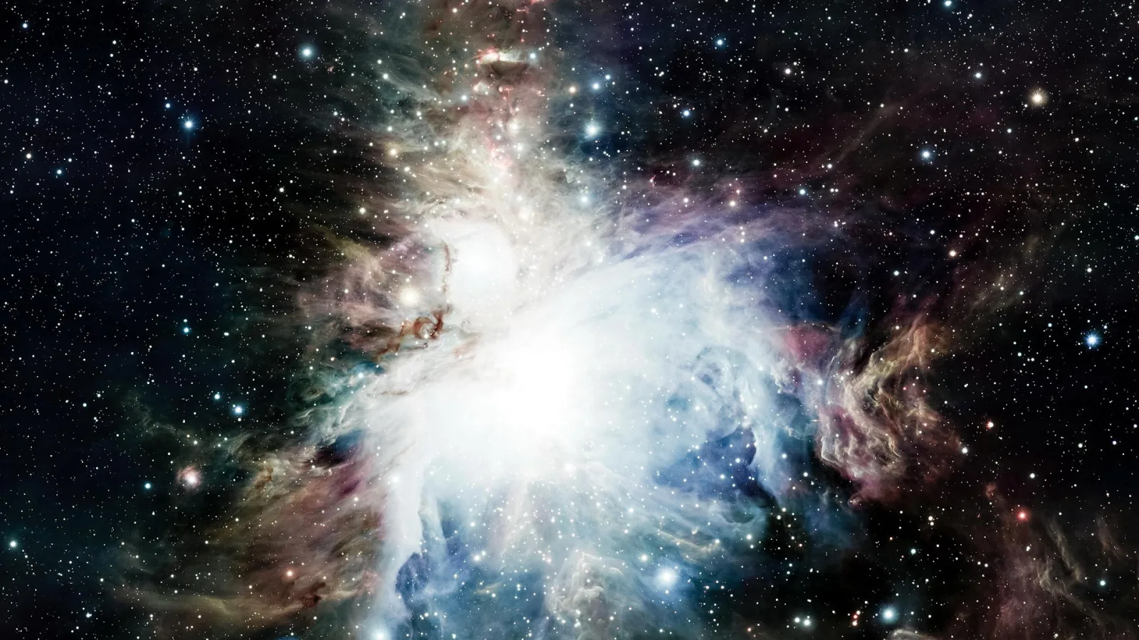 Leuchtende Gaswolke des Orionnebels, durchsetzt von hellen Sternen und dunklen Staubbahnen vor schwarzem Weltraum.
