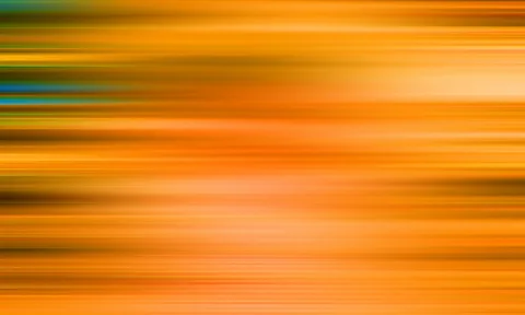 Horizontal verwischte Streifen in Orange, Gelb und Braun, links vereinzelt Blau und Grün.