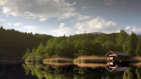 Ein rotbraunes Holzhaus auf Stelzen steht am Ufer eines Sees, darüber Schilf und Laubwald, und im ruhigen Wasser spiegeln sich Himmel, Wolken und Bäume. Links oben treiben Seerosenblätter.