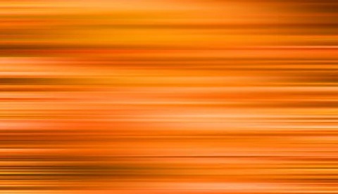 Abstrakte horizontale Streifen in Orange- und Rottönen, verwischt wie bei einer Bewegungsunschärfe, Helligkeit wechselt von dunklen zu hellen Bändern.