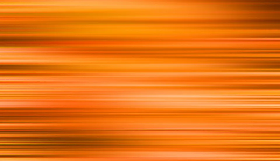 Abstrakte horizontale Streifen in Orange- und Rottönen, verwischt wie bei einer Bewegungsunschärfe, Helligkeit wechselt von dunklen zu hellen Bändern.