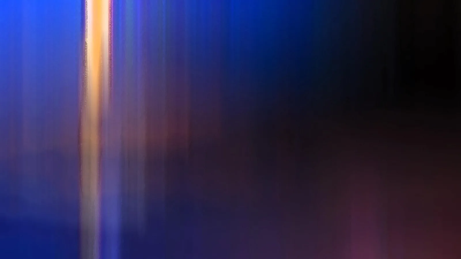 Abstrakte vertikale Lichtstreifen in Blau, Violett und Orange auf dunklem Grund, die rechts ins Schwarz übergehen.