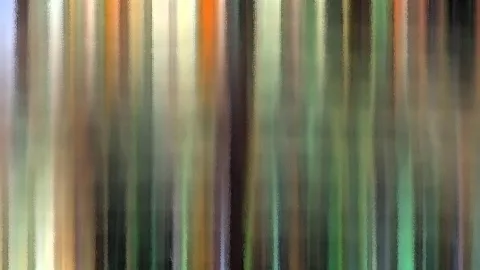 Abstraktes Bild mit senkrechten, verwischten Streifen in Grün, Orange, Creme und Dunkelbraun