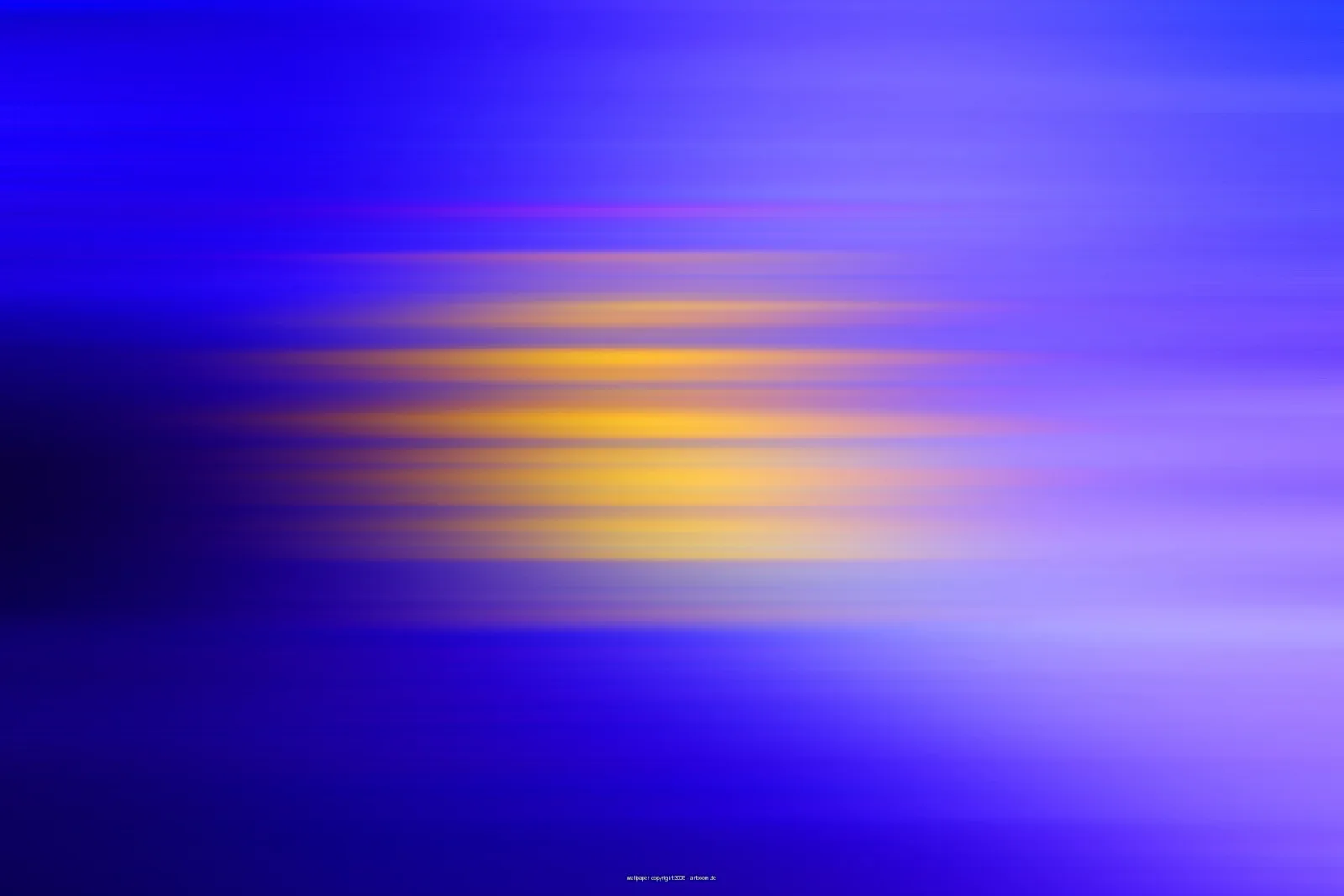 Horizontale, verwischte Streifen in Blau und Violett, in der Bildmitte ein gelblich-goldenes Band.
