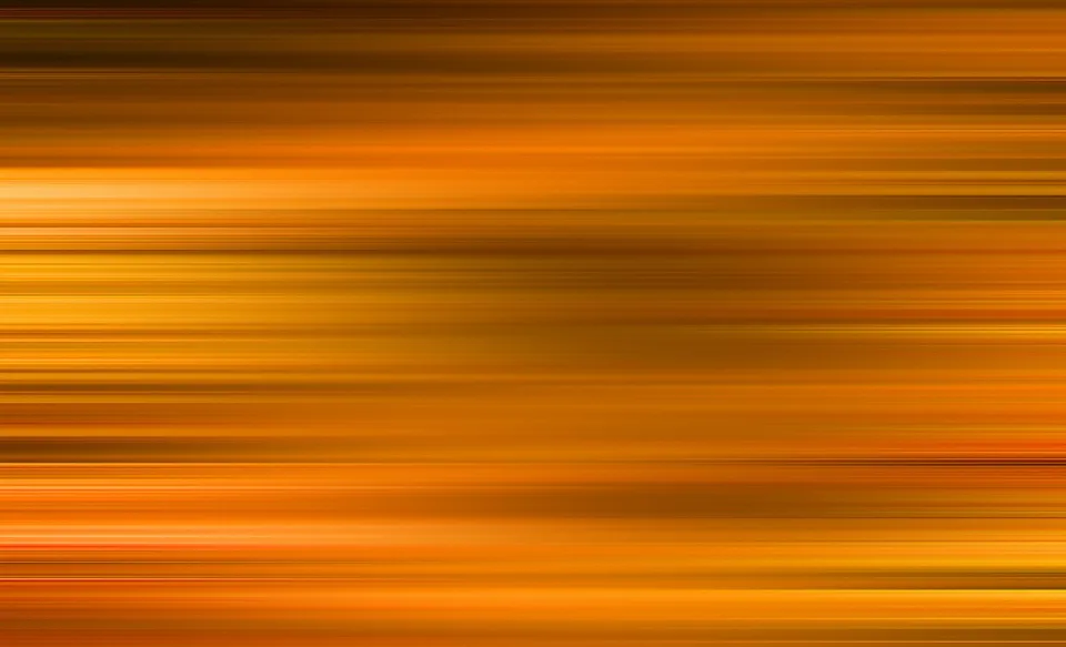 Abstrakte horizontale Bewegungsstreifen in Orange, Gold und dunklem Braun, mit hellen Glanzstellen links und dunkleren Bändern oben und unten.