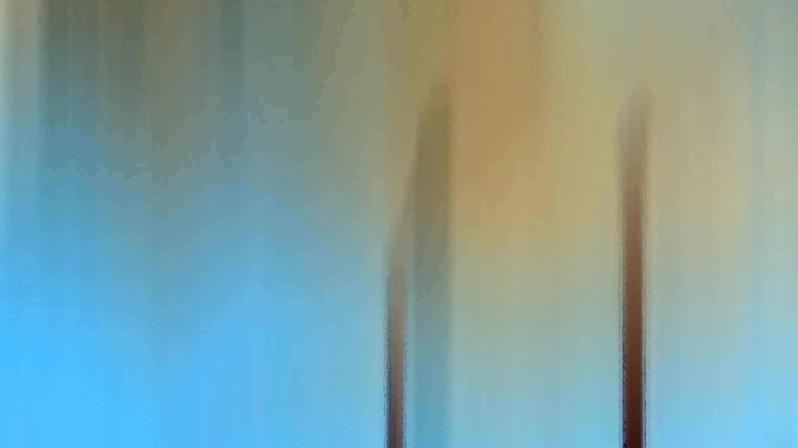 Abstrakte, vertikal verwischte Farbflächen: links und oben blau, in der Mitte warmes Gold, unten zwei dunkle, schmale Formen.
