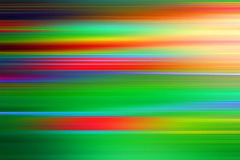 Abstraktes Bild aus horizontalen, verwischten Streifen in Grün, Rot, Orange, Gelb und Blau, die von oben nach unten übereinanderliegen.
