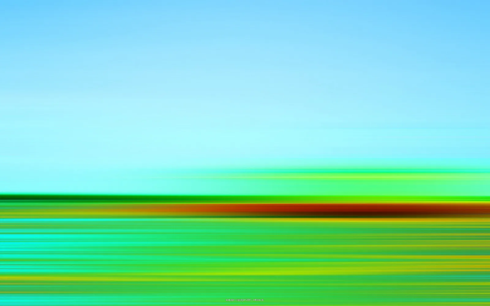 Horizontale, verwischte Streifen in Grün und Gelb unter hellblauem Himmel, durchzogen von einem rotbraunen Band.
