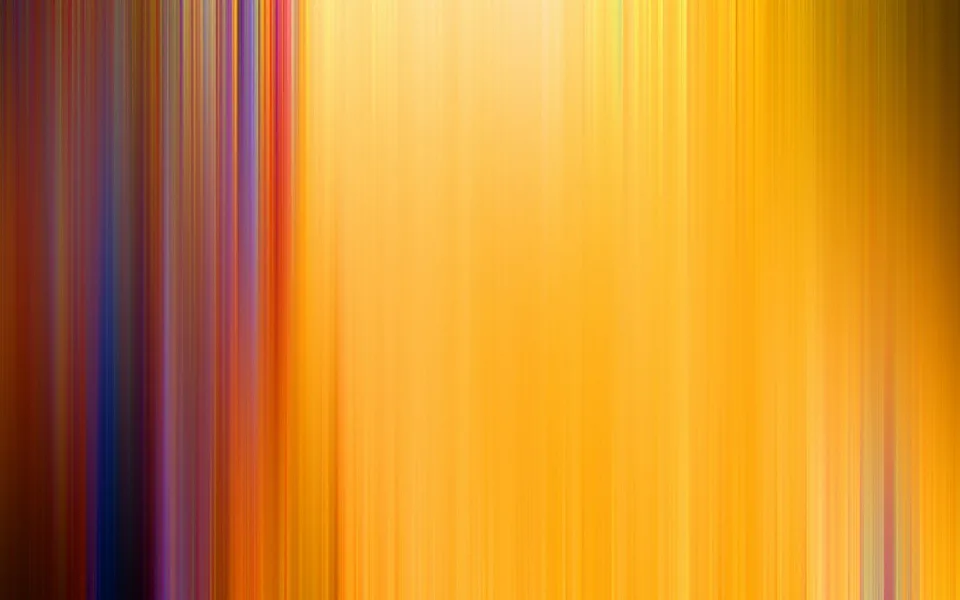 Abstrakte Komposition aus vertikalen, weich verwischten Farbstreifen: links dunkle Töne mit Blau und Violett, rechts ein warmes Honiggelb bis Orange.