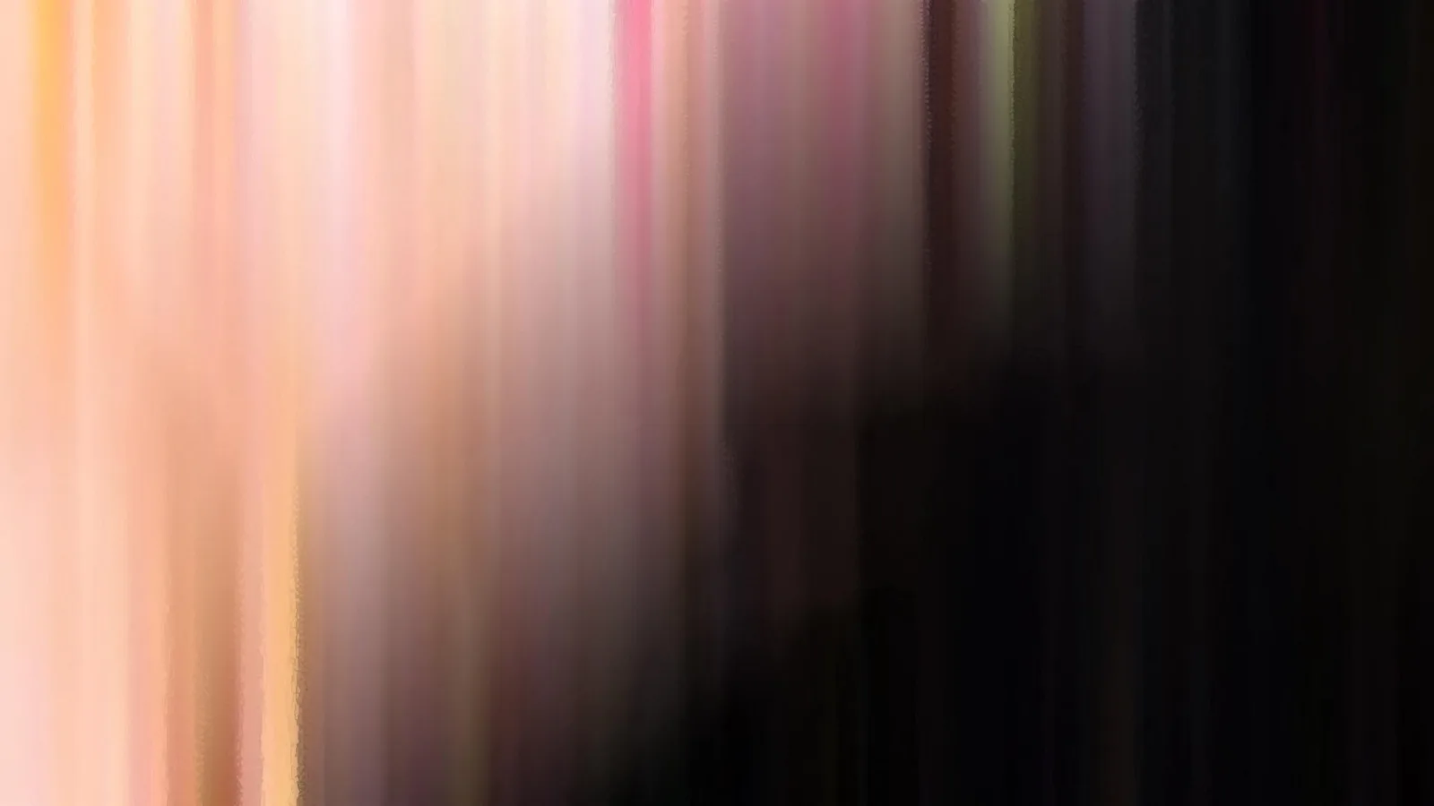 Abstrakte, senkrecht verwischte Streifen in Pfirsich, Rosa und Schwarz, links hell, rechts dunkel.