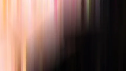 Abstrakte, senkrecht verwischte Streifen in Pfirsich, Rosa und Schwarz, links hell, rechts dunkel.