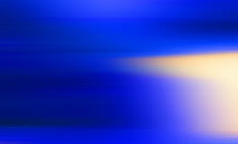 Abstrakter Verlauf in tiefem Blau mit horizontalen Streifen, rechts ein helles, warm cremefarbenes Leuchten.