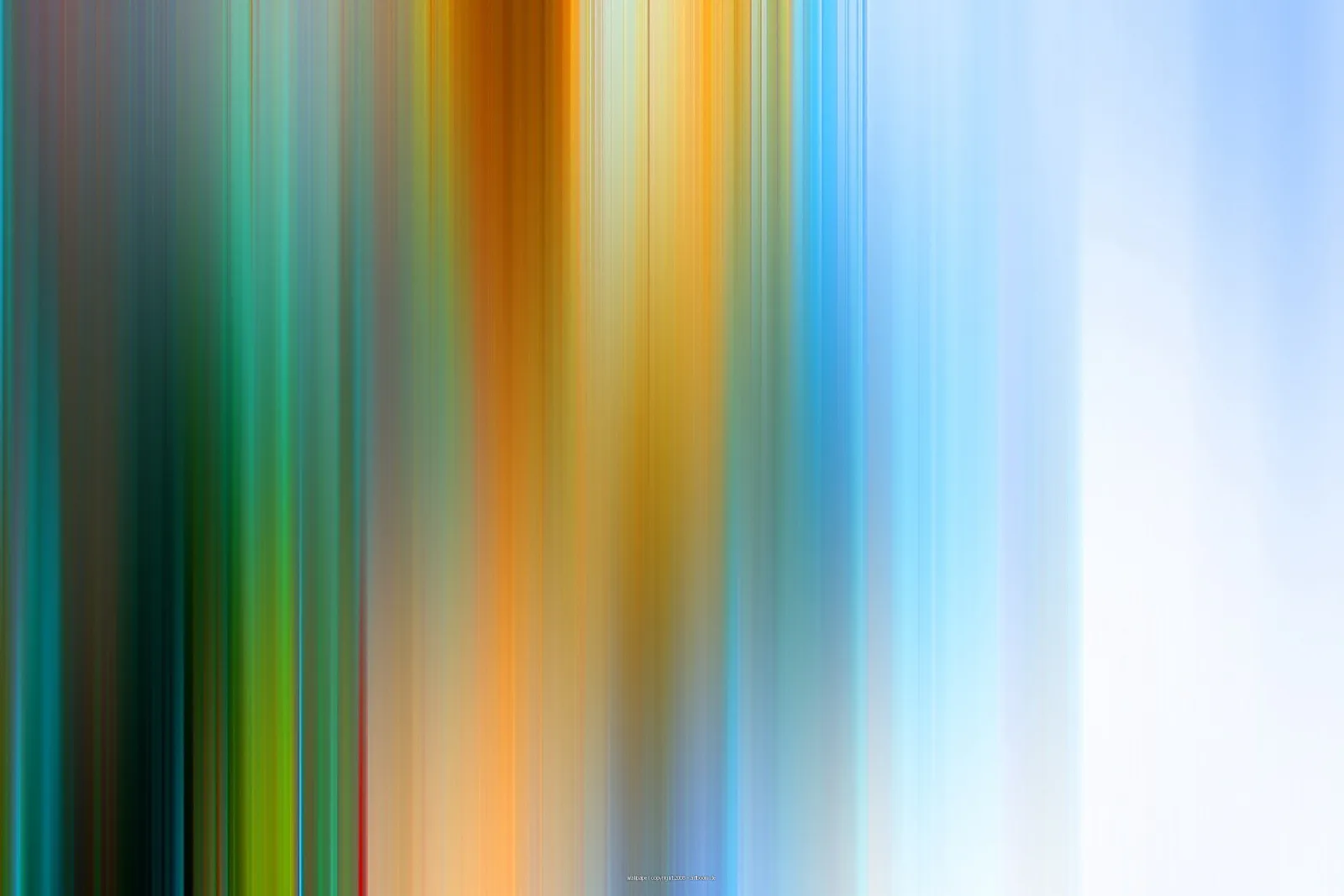 Vertikal verwischte Streifen in Grün, Gelb, Orange und Blau, die von links dunkel nach rechts hell verlaufen.