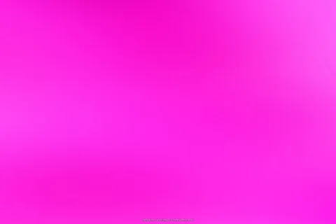 Weicher Farbverlauf in Magenta und Pink, nach rechts oben heller werdend, mit kleinem Schriftzug unten.