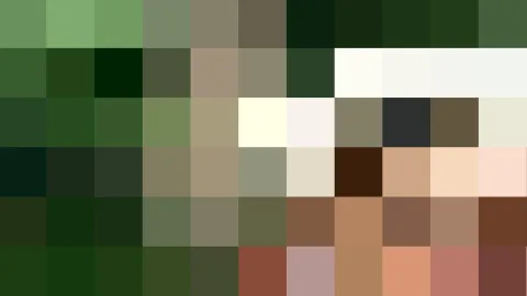 Abstraktes Raster aus farbigen Quadraten in Grün-, Braun-, Beige- und Rosttönen mit hellen Flächen oben rechts.