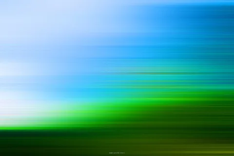 Horizontal verwischte Farbstreifen, oben hellblau und weiß, unten in Grün übergehend bis zu dunklem Olivgrün.