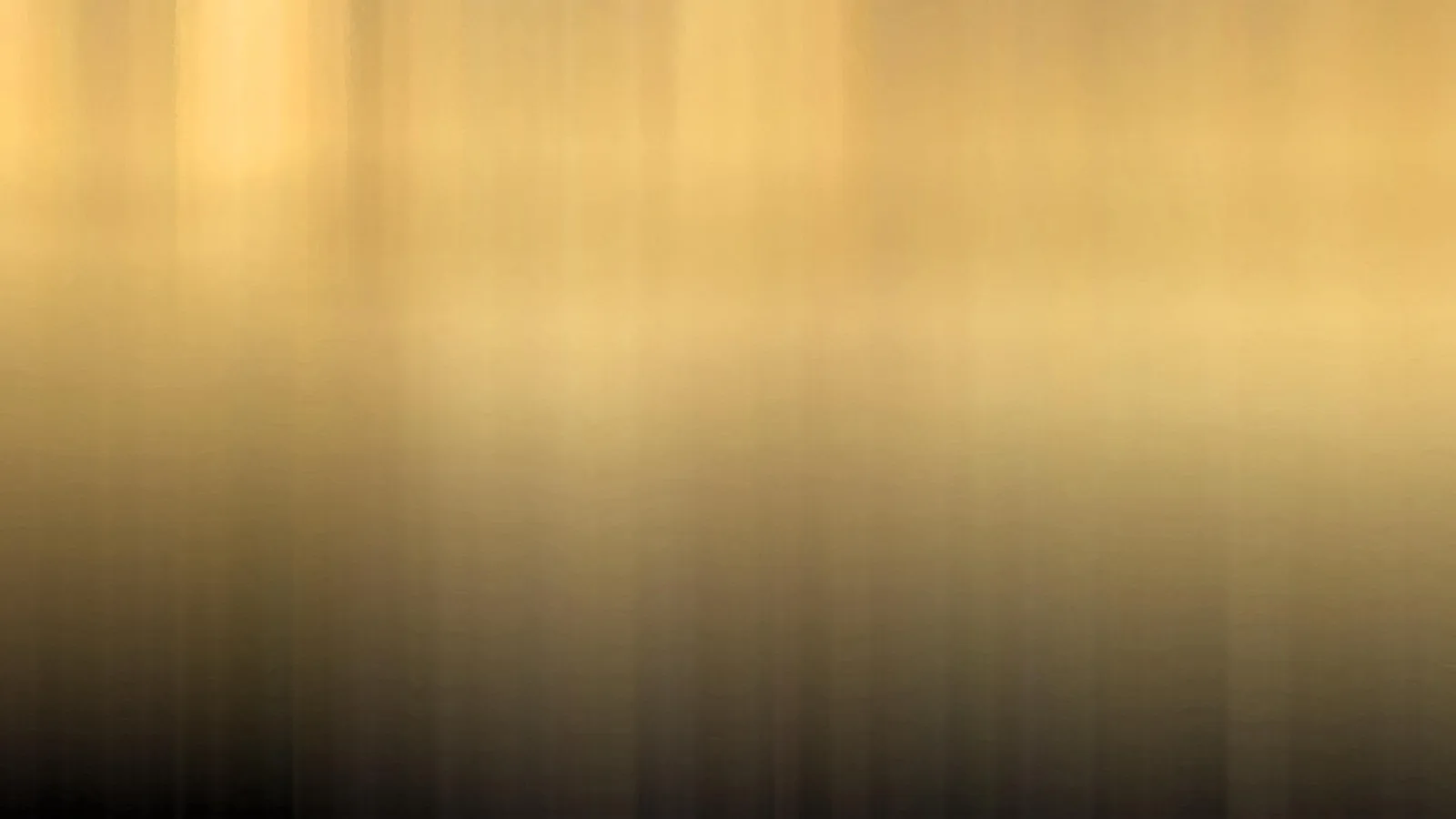 Vertikal verwischte Streifen in Gold und Gelb, die nach unten in dunkles Braun und Schwarz übergehen.