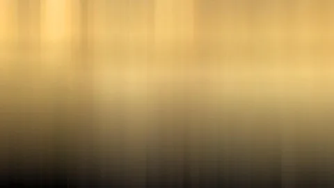 Vertikal verwischte Streifen in Gold und Gelb, die nach unten in dunkles Braun und Schwarz übergehen.