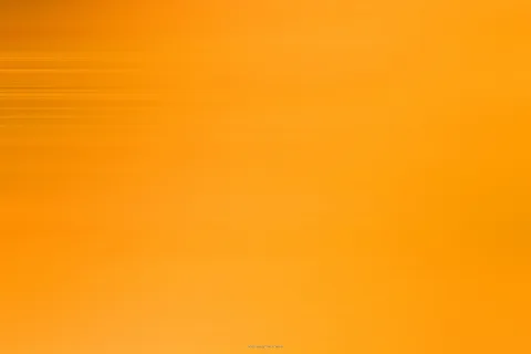 Warmer orangefarbener Farbverlauf mit horizontalen Lichtstreifen, links deutlicher ausgeprägt und nach rechts ausgeblendet.