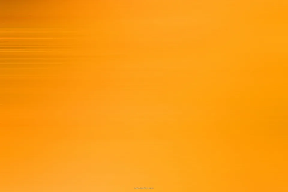 Warmer orangefarbener Farbverlauf mit horizontalen Lichtstreifen, links deutlicher ausgeprägt und nach rechts ausgeblendet.