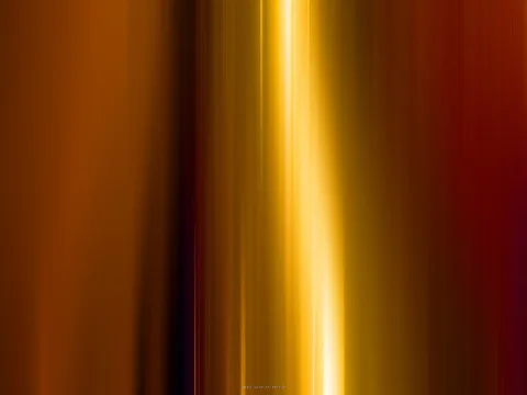 Abstrakte vertikale Schlieren in Orange, Rot und Gold, in der Mitte ein helles gelbes Lichtband vor dunklen Rändern.
