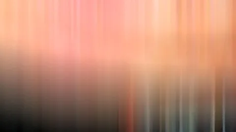 Abstrakte Komposition aus vertikalen Schlieren in Rosa, Orange und Dunkelgrau, oben hell, unten dunkel.