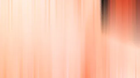 Abstrakte, vertikal verwischte Farbflächen in Pfirsich und Orange, rechts oben ein dunkler Streifen.