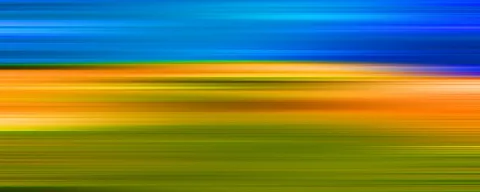 Horizontal verwischte Farbstreifen: oben Blau, in der Mitte Orange und Gelb, unten Grün.