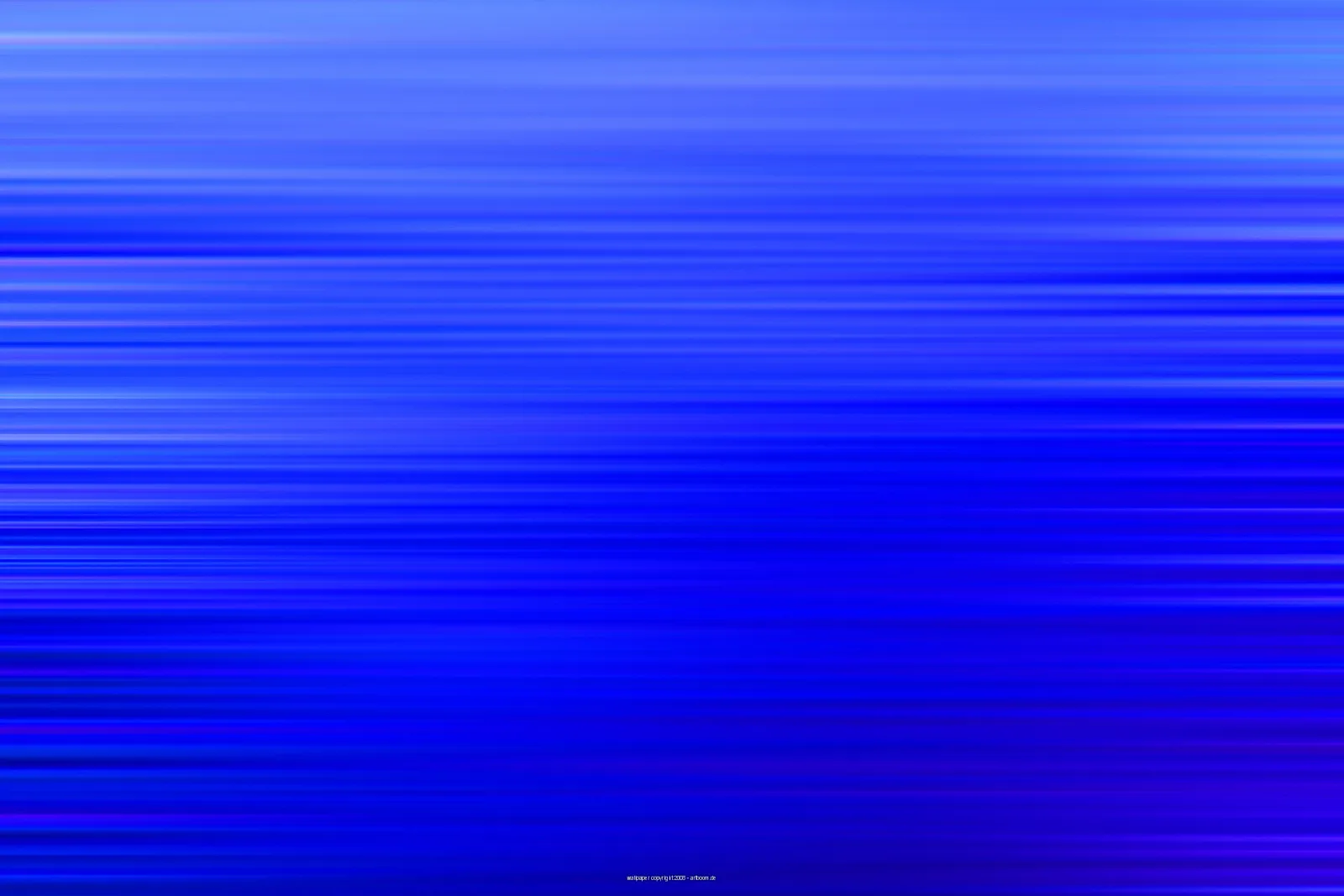 Abstrakte Fläche aus horizontalen blauen Streifen, oben heller, unten dunkler und violett getönt, mit winzigem Copyright-Schriftzug am unteren Rand.