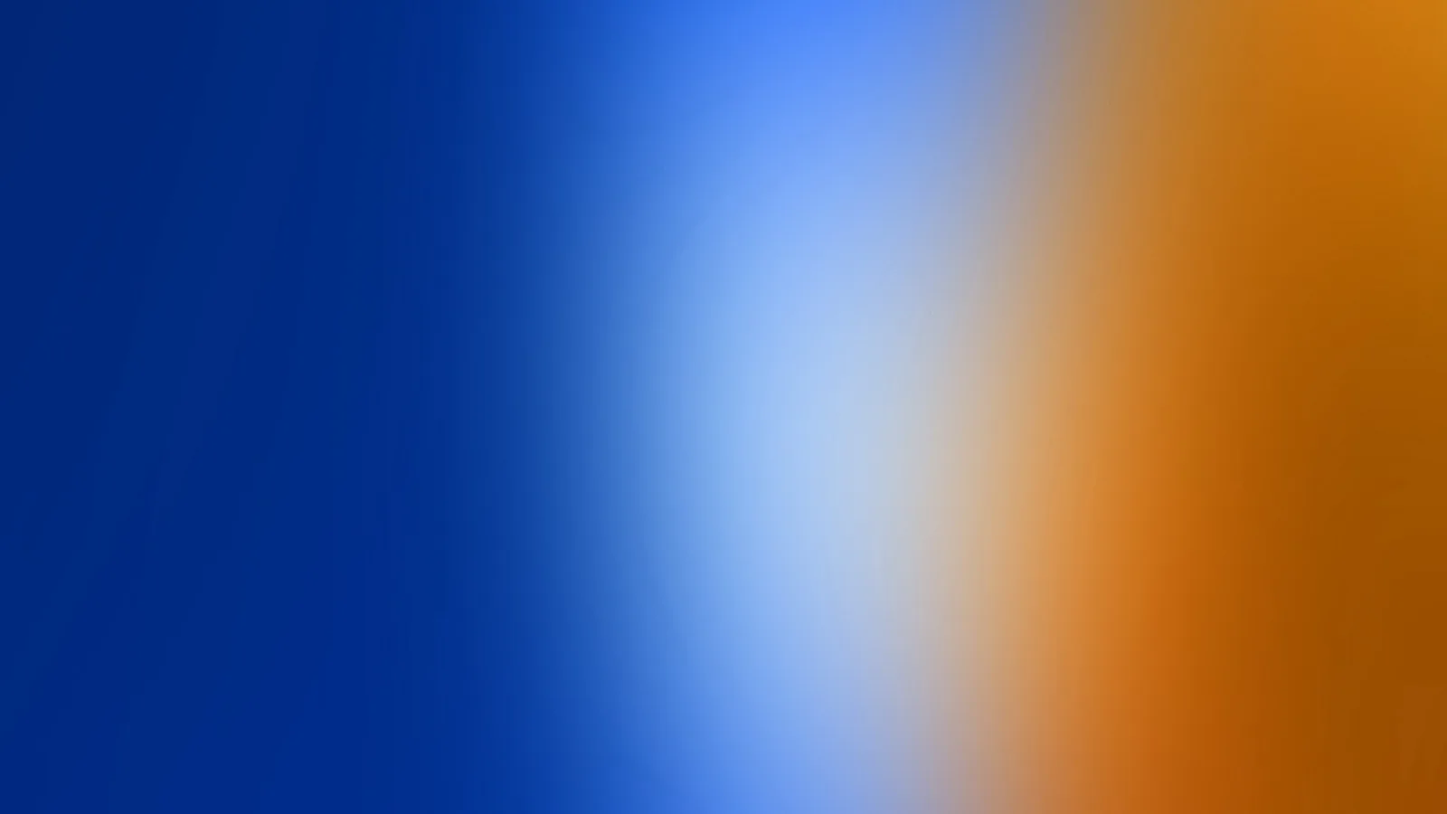 Unscharfer Farbverlauf von tiefblau links über helles Hellblau in der Mitte bis zu warmem Orange rechts.