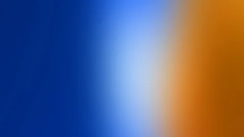 Unscharfer Farbverlauf von tiefblau links über helles Hellblau in der Mitte bis zu warmem Orange rechts.