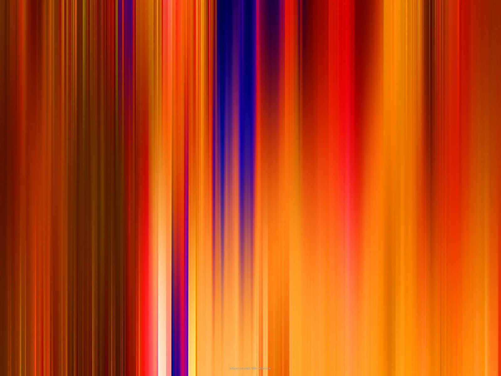 Abstrakte vertikale Streifen in Orange, Rot, Gelb und einzelnen Blautönen, die wie bewegungsunscharfe Lichtspuren nebeneinander stehen.