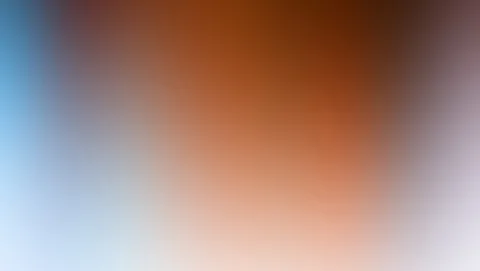 Unscharfer Farbverlauf: links Blau, in der Mitte Orange und Braun, unten helles Rosa und Weiß, rechts gräulich Violett.