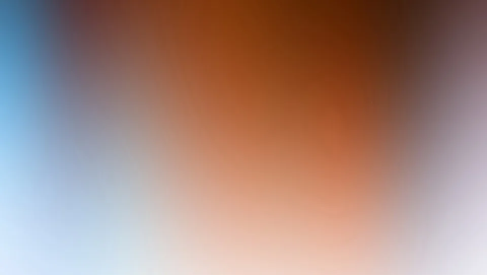 Unscharfer Farbverlauf: links Blau, in der Mitte Orange und Braun, unten helles Rosa und Weiß, rechts gräulich Violett.