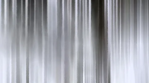 Abstraktes Bild aus vertikalen grauen und weißen Streifen, die weich ineinander verlaufen, dunkler Bereich rechts der Mitte.