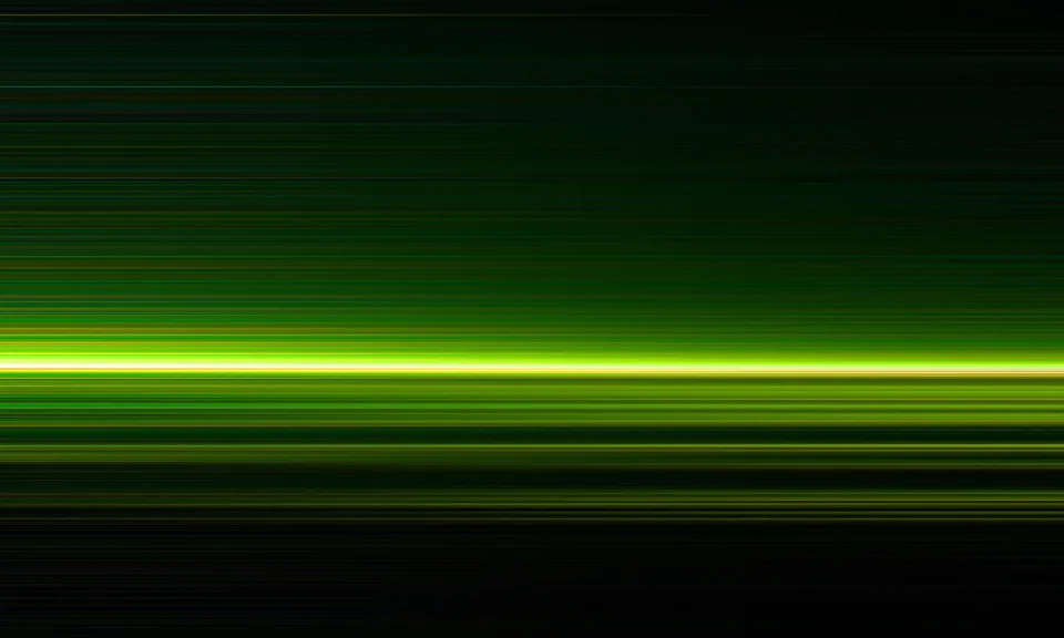 Horizontale grüne Lichtstreifen auf schwarzem Hintergrund, in der Bildmitte ein hell leuchtender gelb-weißer Streifen.