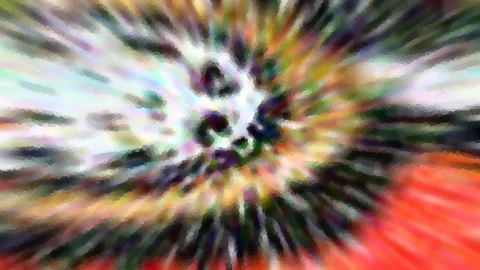 Abstrakte Komposition mit radial von einem dunklen Zentrum ausstrahlenden Streifen in Grün, Weiß, Gelb, Violett und Rot, mosaikartig pixelig.