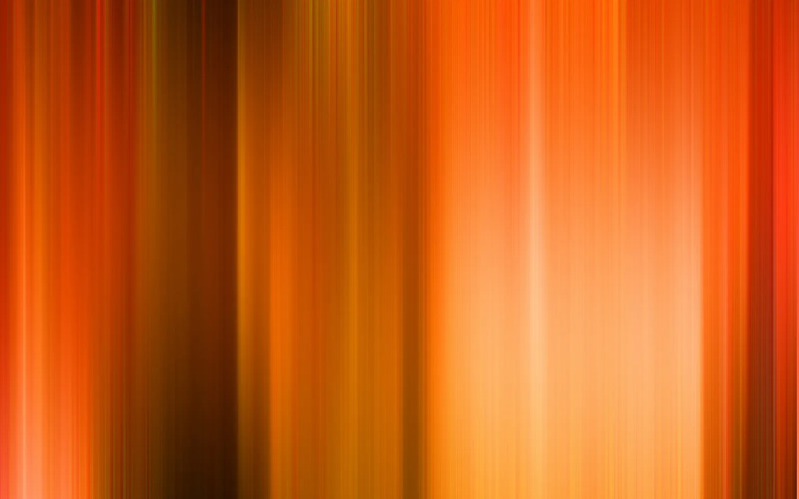 Abstrakte Komposition aus vertikalen, unscharfen Streifen in Orange, Gold und Braun, die von dunklen Rändern zu einer helleren Mitte am rechten Bildbereich übergehen.
