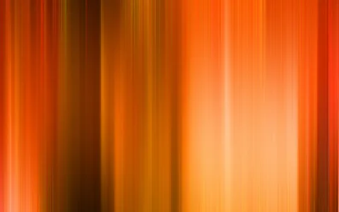 Abstrakte Komposition aus vertikalen, unscharfen Streifen in Orange, Gold und Braun, die von dunklen Rändern zu einer helleren Mitte am rechten Bildbereich übergehen.