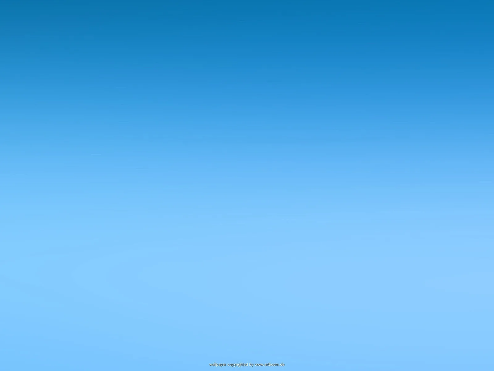 Unscharfer Verlauf von dunklem Blau oben zu hellem Hellblau unten, ohne erkennbare Motive, nur am unteren Rand ist winzig klein das Wasserzeichen www.artboom.de zu lesen.