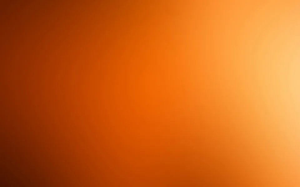 Weich verschwommener Verlauf in Orange und Braun, rechts oben ein heller gelblicher Lichtschein, nach links unten dunkler werdend.