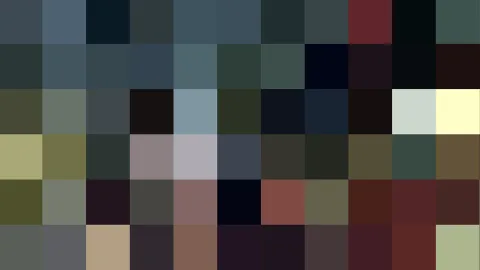 Mosaik aus kleinen, gedeckten Farbblöcken in Blaugrau, Dunkelgrün, Rot und einzelnen Creme- und Gelbtönen.