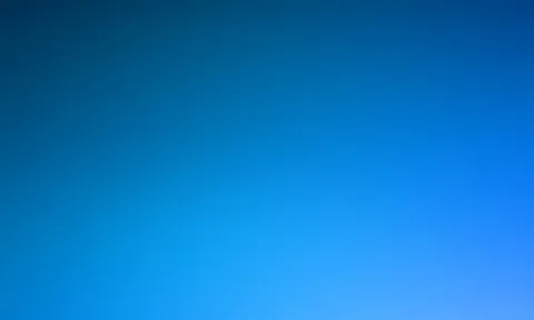 Weich verwischter Farbverlauf von dunklem Blau oben links zu hellem Himmelblau unten rechts, ohne erkennbare Motive.